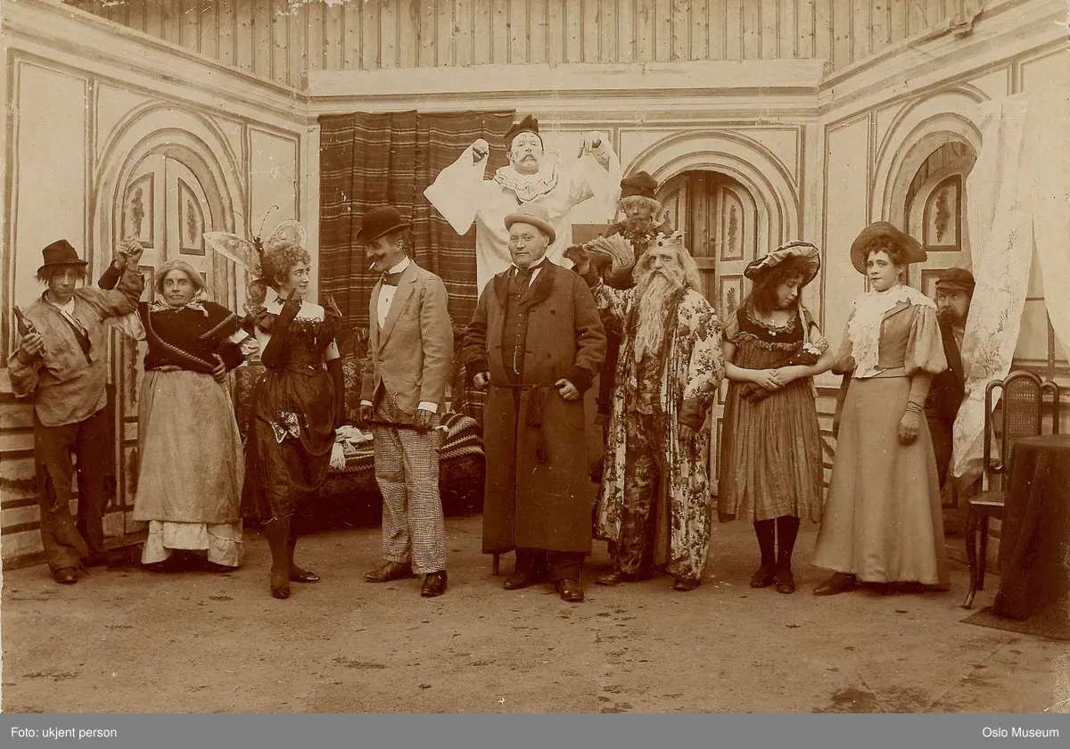 Olympen teater, scenebilde, skuespillere, kostymer