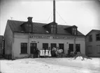 Aktiebolaget Mälaremejeriet med personal, Aronsborg, Östra Ringgatan 21, vy från norr, troligen 28 februari 1907