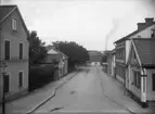 Badhusgatan, Enköping, vy från sydöst och Kyrkogatan, troligen 12 september 1907. Boréns smedja i bortre änden.