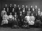 Skolklass, i mitten folkskolelärare Johan Lundin (1874-1965) Enköping, 3 juni 1909