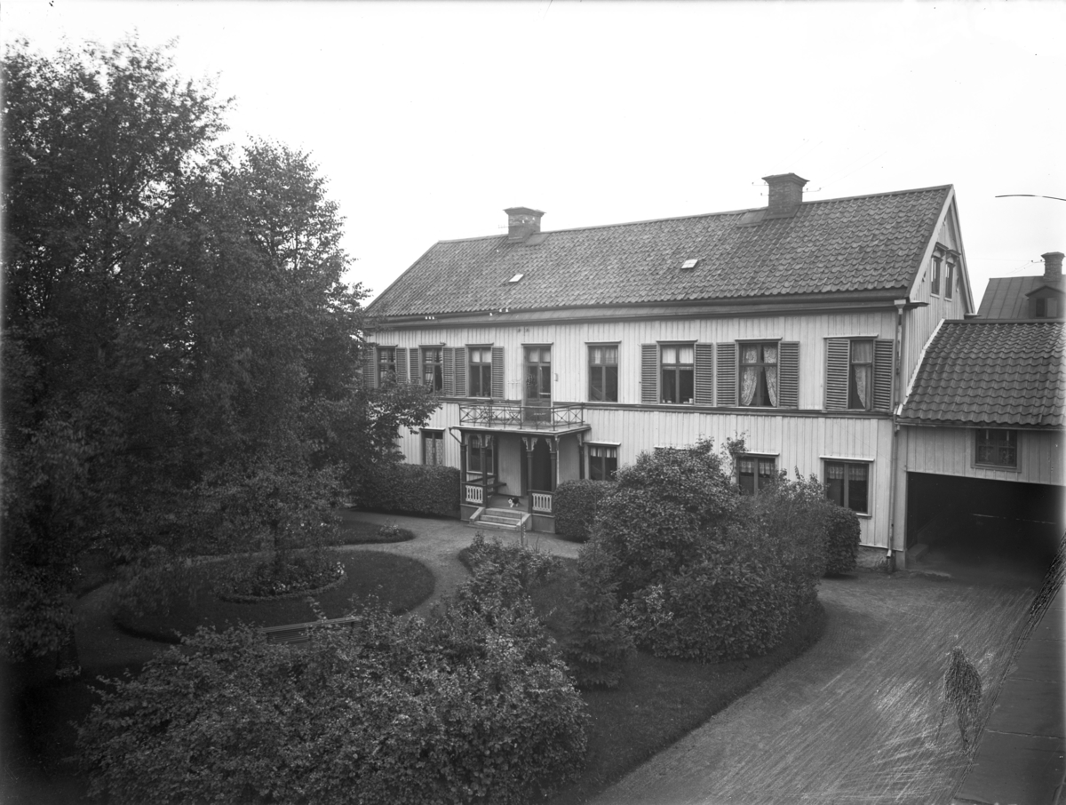 Doktor Ernst Westerlunds (1839-1924) gård, Kyrkogatan 29, Enköping, vy från öster, ca 1910