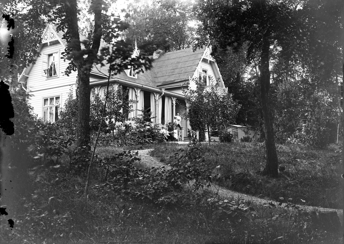 Fabrikör Alexius Andersson (1864-1939) med familj vid sommarvillan i Björkvik, Hacksta, Enköpings-Näs socken, Uppland, vy från öster, ca 1910.