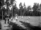 Fotbollsmatch på Hagavallen Jönköping och målvakten har bollen. Åskådarna är få.