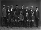 Sannolikt skolklass från Enköpings Realskola för gossar, troligen 1909. I mitten adjunkt Erik Wretlind (1871-1935).