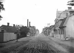 Kungsgatan, Enköping, vy från nordöst och korsningen med Skolgatan, 1907. Området närmast kallades Litslena tull.