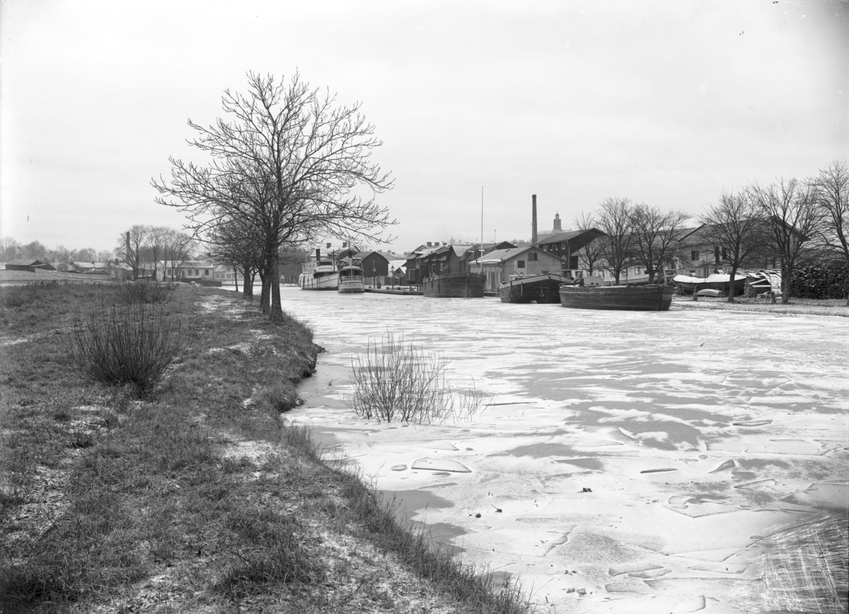 Hamnen, Enköping, vy från sydväst, ev. 1913. Ångbåtarna Enköping II och Ivar Blå vid kaj. Skymtandes t. h. upplagd, ångbåten Fagerudd.