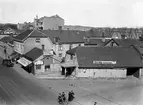 Speceriaffären PORATS och ÖSTRA-BILVERKSTADEN vid Vedtorget, Östra Storgatan i Jönköping.