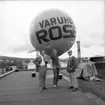 Reklamballong. Uppstigning från varuhuset Rosens tak i Huskvarna
 den 3 augusti 1966.