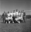 Lagbild på fotbollslaget HIF den 30 maj 1955 inför en match mot Finspång på Vapenvallen i Huskvarna.