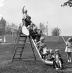 Majstångens barnträdgård i Huskvarna med fröken Linder den 12 juni 1965.