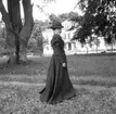 Hembygdsdag i Skärstad den 28 juni 1964. Flory Nell i parken framför huvudbyggnaden på Lyckås gård.