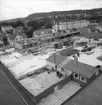 Nybyggnationen av kvarteret Rosengård i Huskvarna. Här en vy från varuhuset Rosens tak över byggarbetsplatsen och bort mot Rosenborgsgatan den 3 augusti 1966.