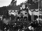 I Huskvarna talar Kung Oscar till Husqvarna arbetarkår och uppvaktas med Kungssången, år 1895.