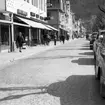 Esplanaden var både park-och affärsgata. Detta foto från 1950-talet visar den norra sidan, Erik Dahlbergsgatan, där butikerna låg på rad: Arbetarboden, Ekholms Färg, Aron Karlssons möbelaffär, Karlssons radio- och fotoaffär och längre bort Domusvaruhuset.