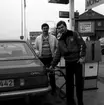 Stationschefen Kristian Boiardt tankar en kunds bil hos Shell bensinstation, på kortebo i Jönköping den 1 april 1980.