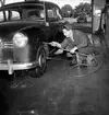 Anställd på BP Bensinstation i Huskvarna den 27 september 1956.