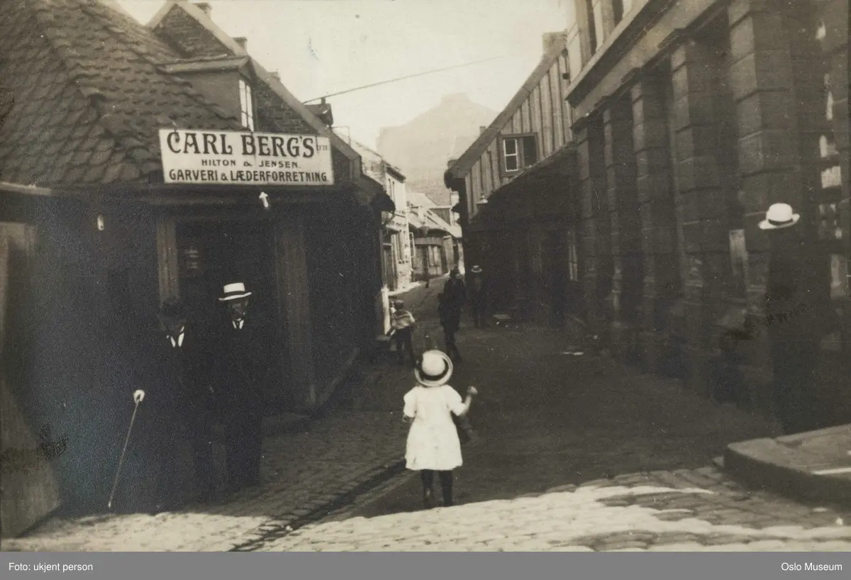 gateløp, trehusbebyggelse, Carl Bergs garveri og lærforretning, menn, jente