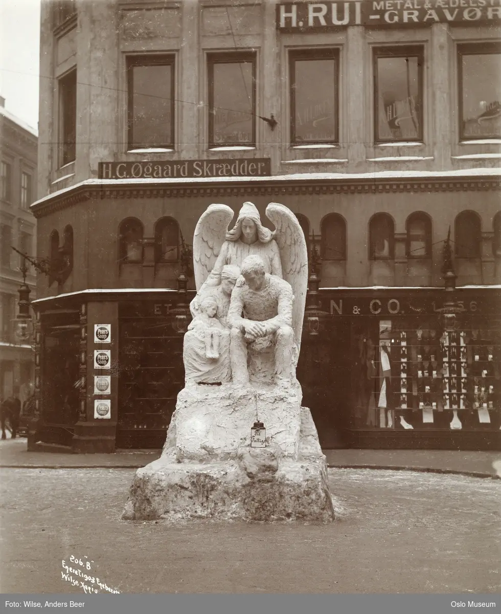 Frelsesarmeens gipsfigur: familie, engel, innsamlingsbøsse, forretningsgård, utstillingsvindu