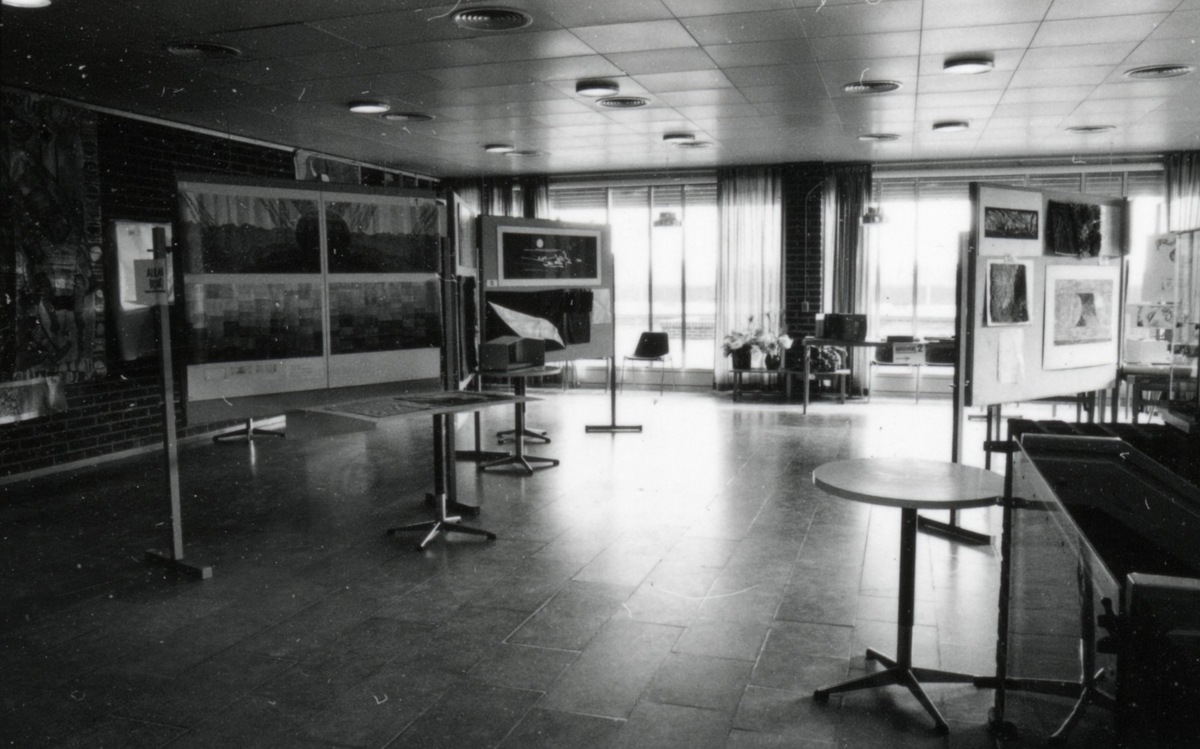 Bidrag till tävling om utsmyckning av Kattegattskolan. Utställning i Söndrums bibliotek mars 1982.
Motivtext foto 1 Text från neg nr H 85:16. Förslag för korridor fr v. Kerstin Trollberg, Laholm (2:a pris), Barbro Jönsson, Halmstad (3:e pris).
Motivtext foto 2 Korridorförslag.
Motivtext foto 3-4 Förslag för Centralkapprummet (skärmvägg mellan cafeteria och entrén). Barbro Jönsson (1:a pris), Thomas Frisk (2:a pris), Maria Lundqvist (3:e pris).
Motivtext foto 5 Thomas Frisk, se neg nr H 85:24 (foto 3).
Motivtext foto 6-10 Bidrag till tävling om utsmyckning av Kattegattskolan.
Motivtext foto 11-15 Bidrag till tävling om utsmyckning av Kattegattskolan.
Foto 1 neg nr H 85:22.
Foto 2 neg nr H 85:23.
Foto 3-4 neg nr H 85:24-25.
Foto 5 neg nr H 85:26.
Foto 6-10 neg nr H 85:27-31.
Foto 11-15 neg nr H 85:32-36.