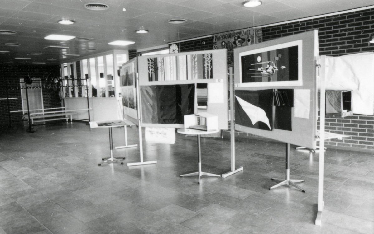 Bidrag till tävling om utsmyckning av Kattegattskolan. Utställning i Söndrums bibliotek mars 1982.
Motivtext foto 1 Text från neg nr H 85:16. Förslag för korridor fr v. Kerstin Trollberg, Laholm (2:a pris), Barbro Jönsson, Halmstad (3:e pris).
Motivtext foto 2 Korridorförslag.
Motivtext foto 3-4 Förslag för Centralkapprummet (skärmvägg mellan cafeteria och entrén). Barbro Jönsson (1:a pris), Thomas Frisk (2:a pris), Maria Lundqvist (3:e pris).
Motivtext foto 5 Thomas Frisk, se neg nr H 85:24 (foto 3).
Motivtext foto 6-10 Bidrag till tävling om utsmyckning av Kattegattskolan.
Motivtext foto 11-15 Bidrag till tävling om utsmyckning av Kattegattskolan.
Foto 1 neg nr H 85:22.
Foto 2 neg nr H 85:23.
Foto 3-4 neg nr H 85:24-25.
Foto 5 neg nr H 85:26.
Foto 6-10 neg nr H 85:27-31.
Foto 11-15 neg nr H 85:32-36.