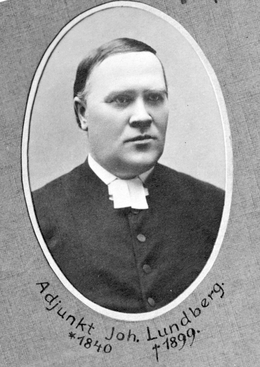 HM 15071. Läroverkskollegiets ordinarie ledamöter i början av 1880-talet (utom adj. Petri).
Foto 1 lektor C J A Thudén. Foto 2 rektor H F Hult. Foto 3 Lektor N Ambrosius. Foto 4 Lektor A von Engeström. Foto 5 Adjunkt N Boström. Foto 6  Lektor F Andersson. Foto 7 Adjunkt C A Colliander. Foto 8 Adjunkt E A Rålén. Foto 9 Adjunkt Joh. Lundberg.