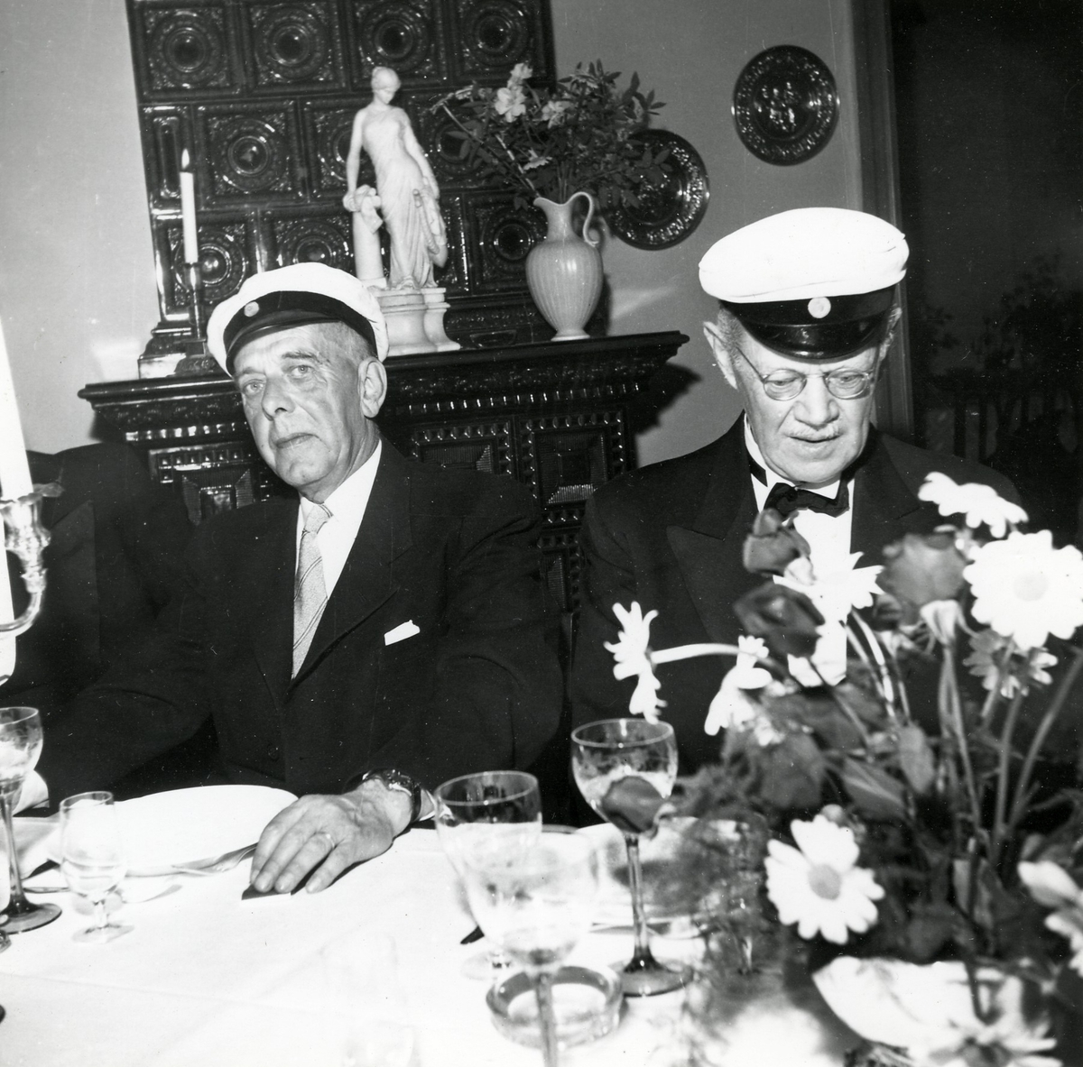 1918 års studenter vid Halmstads Högre Allmänna Läroverk firar 40-årigt studentjubileum på Villa Nostra 1958.

Foto 1 Från vänster: läroverksadjunkt Carl Rosengren, Eskilstuna, stationsinspektör Hugo Gyllenholm, Mjölby, rektor Snorre Norrgren, Kristianstad, civiling. Gösta Ekvall, Örebro, godsägare David Andersson, Eldsberga, riksbanksdirektör Nils Möller, Västerås, generalkonsul Måns Hallberg, Rangoon, (bakom honom), direktören för Svenska Elverksföreningen Hugo Månsson, skymt bredvid honom med endast mössan synlig folkskollärare Gustaf Högstedt, Halmstad, kamrer Torsten Nordhoff, Halmstad, f.d. chefredaktör Eric Hägge, Halmstad, f.d. rektor Erik Hernqvist, Halmstad, 1:e byråsekreterare Bertil Dahlgren, Stocksund, tandläkare Bengt Ahlberg, Halmstad, häradsskrivare Daniel Cervin, Halmstad, kyrkohede Simon Röstin, S Åsum och komminister Tage Stenbäck, Holm.
Se Gamla Halmstads Årsbok 1958, dikt av Gustaf Högstedt (sid 291). 
Foto 2 Daniel Cervin, Erik Hernqvist, Torsten Nordhoff.
Foto 3 Tage Stenbäck, Eric Hägge, Snorre Norrgren.
Foto 4 Simon Röstin.
Foto 5 Daniel Cervin och Erik Hernqvist.
Foto 6 Måns Hallberg, Bertil Dahlgren, Carl Rosengren.
Foto 7 Hugo Månsson, Gustaf Högstedt, Bengt Ahlberg.
Foto 8 Tage Stenbäck, Eric Hägge, Snorre Norrgren.
Foto 9 Nils Möller och Gösta Ekvall.
Foto 10  Hugo Gyllenholm och David Andersson.