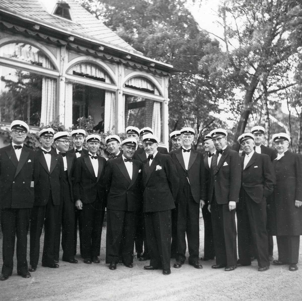 1918 års studenter vid Halmstads Högre Allmänna Läroverk firar 40-årigt studentjubileum på Villa Nostra 1958.

Foto 1 Från vänster: läroverksadjunkt Carl Rosengren, Eskilstuna, stationsinspektör Hugo Gyllenholm, Mjölby, rektor Snorre Norrgren, Kristianstad, civiling. Gösta Ekvall, Örebro, godsägare David Andersson, Eldsberga, riksbanksdirektör Nils Möller, Västerås, generalkonsul Måns Hallberg, Rangoon, (bakom honom), direktören för Svenska Elverksföreningen Hugo Månsson, skymt bredvid honom med endast mössan synlig folkskollärare Gustaf Högstedt, Halmstad, kamrer Torsten Nordhoff, Halmstad, f.d. chefredaktör Eric Hägge, Halmstad, f.d. rektor Erik Hernqvist, Halmstad, 1:e byråsekreterare Bertil Dahlgren, Stocksund, tandläkare Bengt Ahlberg, Halmstad, häradsskrivare Daniel Cervin, Halmstad, kyrkohede Simon Röstin, S Åsum och komminister Tage Stenbäck, Holm.
Se Gamla Halmstads Årsbok 1958, dikt av Gustaf Högstedt (sid 291). 
Foto 2 Daniel Cervin, Erik Hernqvist, Torsten Nordhoff.
Foto 3 Tage Stenbäck, Eric Hägge, Snorre Norrgren.
Foto 4 Simon Röstin.
Foto 5 Daniel Cervin och Erik Hernqvist.
Foto 6 Måns Hallberg, Bertil Dahlgren, Carl Rosengren.
Foto 7 Hugo Månsson, Gustaf Högstedt, Bengt Ahlberg.
Foto 8 Tage Stenbäck, Eric Hägge, Snorre Norrgren.
Foto 9 Nils Möller och Gösta Ekvall.
Foto 10  Hugo Gyllenholm och David Andersson.