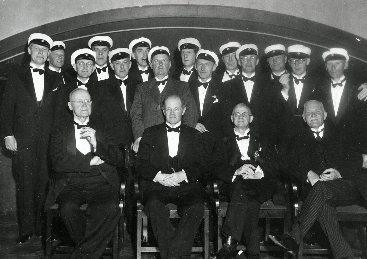 Foto 1.
1918 års studenter vid Halmstads Högre Allmänna Läroverk, samlade till 30-årsjubileum på Tivolirestaurangen i Norre Katts park, år 1948.
Sittande från vänster: Wetterstrand, Gösta Ekwall, rektor Erik Hernqvist, Torsten Nordhoff, O. I. Holmqvist, Robert Stjernman, Bengt Ahlberg, stående från vänster: Snorre Norrgren, Daniel Cervin, Rosengren, Gyllenholm, Bertil Dahlgren, Andersson (Fladje), Bertil Nygren, Torsten Åberg, Nils Möller, Eric Hägge, Tage Stenbäck, Gustaf Högstedt.
Foto 2. 
Studentjubileum, firat på Norre Katt 1938. 1918 års studenter firar 20 års jubileum. Sittande från vänster: lektor Alstermark, rektor Erik Hernqvist, lektor O. I. Holmqvist, vaktmästare C. Orreus. Stående från vänster: läroverksadj. Karl Rosengren, byråsekrekr. i televerket Bertil Dahlgren, d:o Wetterstrand, civiling. Hugo Månsson, häradsskrivare Daniel Cervin, tandläkare Bengt Ahlberg, folkskollärare Medi, tandläkare Erik Palmer, gymnastikdir. Thorsten Nordhoff, redaktör Eric Hägge, stationsinspektör Gyllenholm, folkskollärare Gustaf Högstedt, läroverksadjunkt Robert Stjernman, godsägare David Andersson.