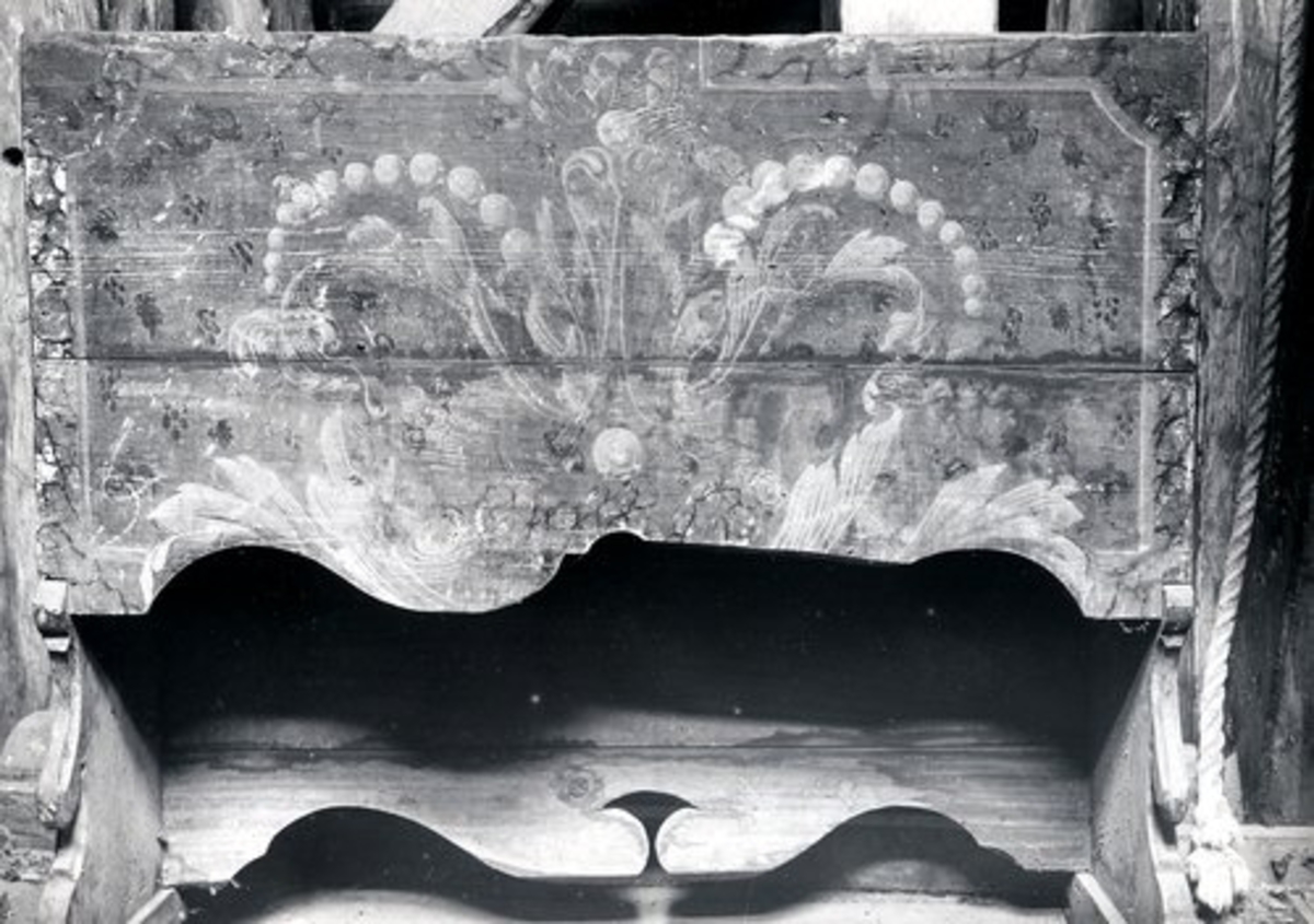 Varberg. Sällstorps sn. Sällstorps kyrka. 
Foto 1, Taket med förutvarande panelklädsel, 1950. 
Foto 2-3, Predikstol under behandling, 1951.
Foto 4, Dopfunt. 
Foto 5, Skulpturen t v föreställer S:t Olav och är från 1200-talet. 
Foto 6, Skulptur av S:t Olav från 1200-talet.
Foto 7, Skulptur tillhörande Sällstorps kyrka. 
Foto 8-9, Detalj av Hultgrens mellanmålning på vänstra gavelväggen.