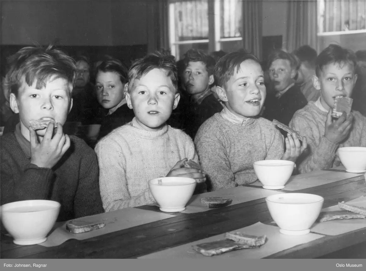 Bekkelaget skole, interiør, skoleelever, gutter, skolebespisning, skolefrokost, Oslofrokost