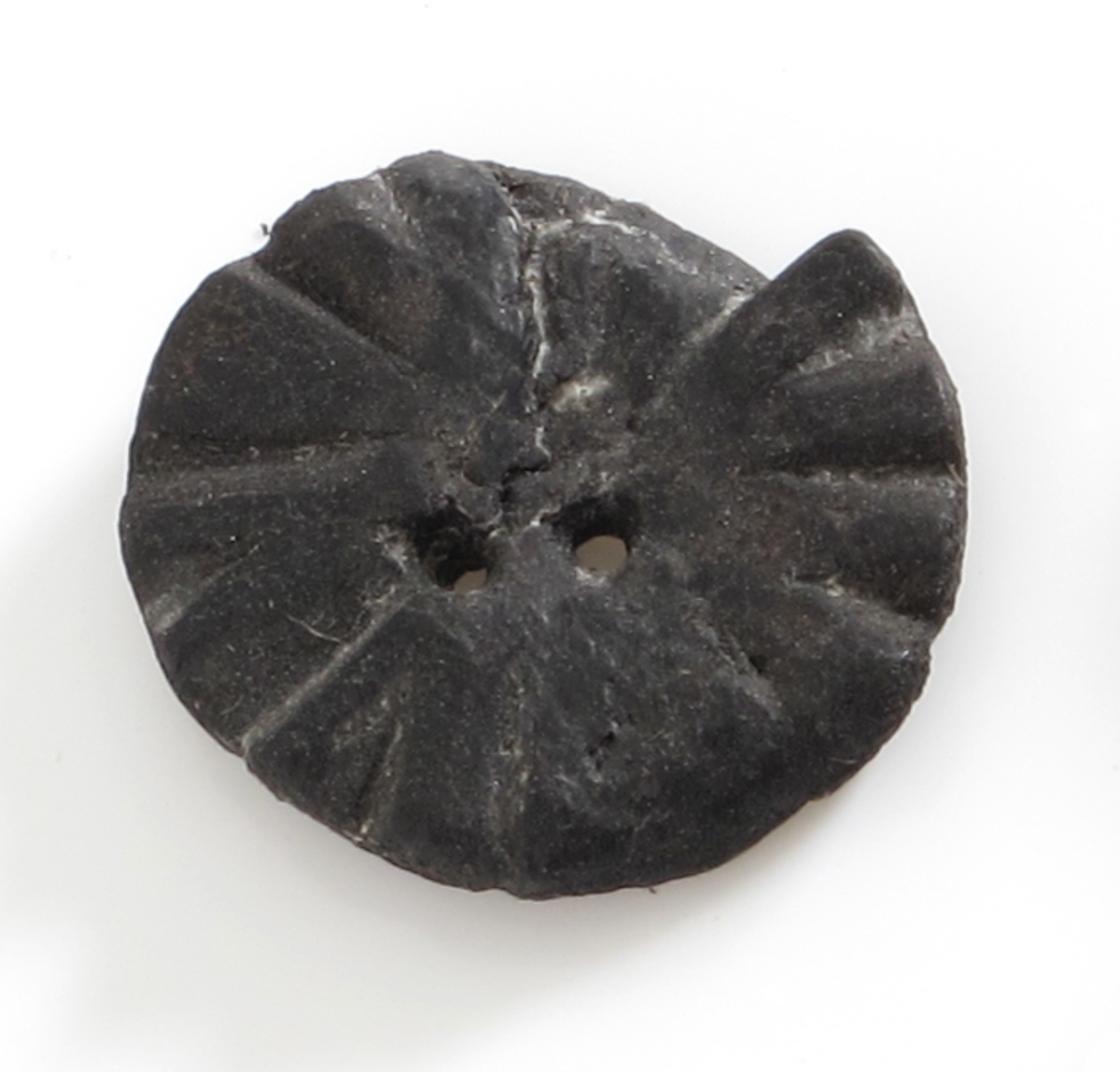 Knapper, 11 stk.  "Fredensborg,"1768. 

a)  Lærknapp. Diam. 2,1 Flat underside, overside med radiære riller, to hull. Et lite stk. borte i  kanten.  

b-f )  Knapper, 5 stk., Tre,  med hvelvet overside og ett forholdsvis stort hull. Diam. 1,9.  y  

g-i.)  Knapper, 3 stk. Tre. Tynne, små, med ett hull.   Diam. 1,2.

j-k )  Knapper, 2 stk. svakt hvelvet overflate,ett  hull, den ene avslått et segment. Diam. 2,1.