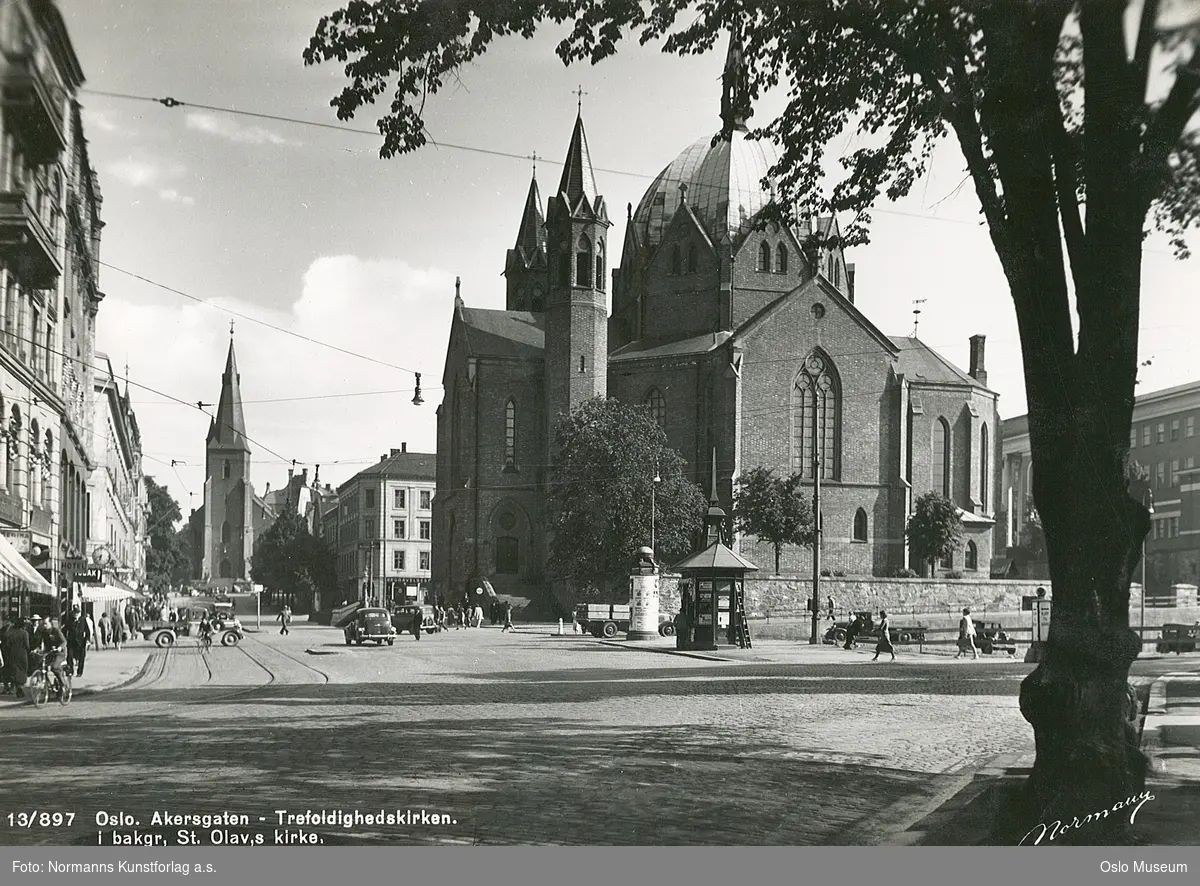 gateløp, Trefoldighetskirken, kiosk, biler, mennesker, gateliv, bygårder, St. Olavs Domkirke