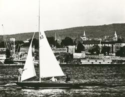 For fulle seil nedenfor Akershus.