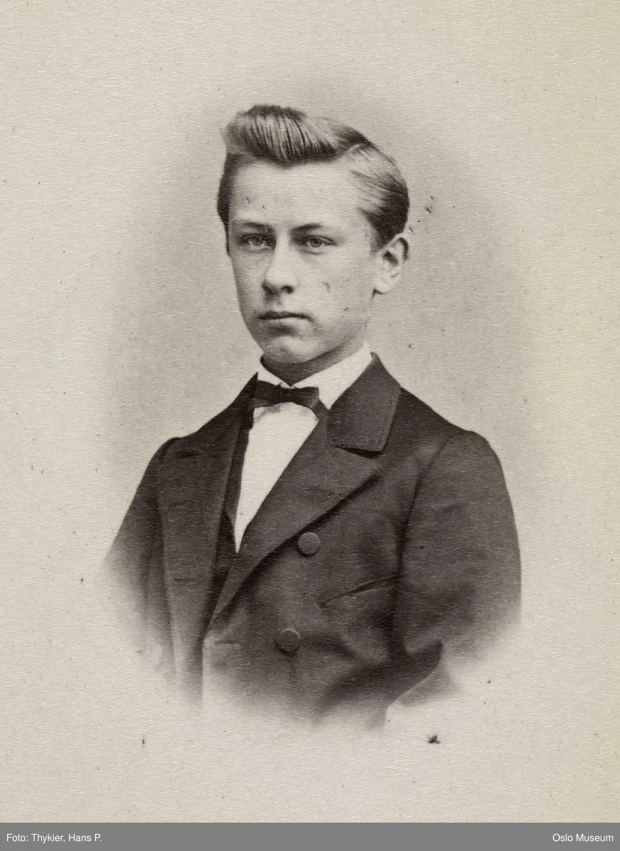 portrett, gutt, vignettert brystbilde