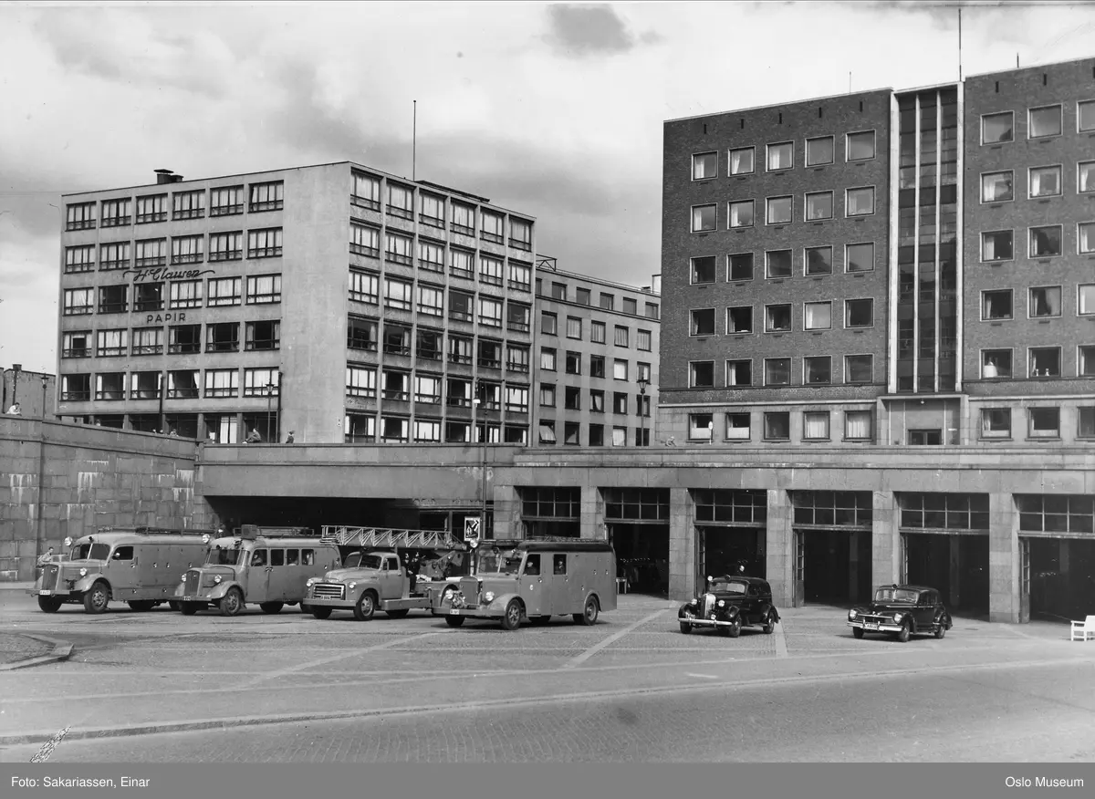 Hovedbrannstasjonen, brannbiler, stigebiler, kontorbygning
