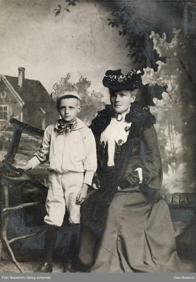 dobbeltportrett, kvinne, gutt, sittende og stående helfigur, bakteppe