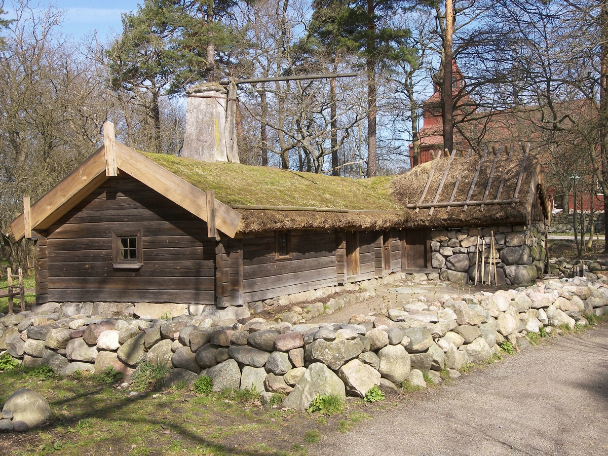 Hornborgastugan är en L-formad byggnad uppförd i flera byggnadstekniker. Byggnaden består av en bostadsdel; en enkelstuga, en fähusdel samt en lada, sammanbyggda i vinkel. Bostadsdelen och fähuset är timrat. Ladan har väggar av gråsten och skiftesverk. Taket är av halm, på bostadsdelen hålls halmen fast av torv, på ladudelen hålls halmen fast av sk "poller", ett gallerverk av trästörar som hänger över ryggåsen. 

Byggnaden flyttades till Skansen 1898 från Hornborga by i Västergötland. Stugan var ett så kallat "husmansställe" under Deragården och låg invid "Grannasbacken", byns allmänna samlingsplats.