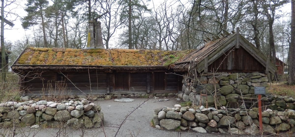 Hornborgastugan är en L-formad byggnad uppförd i flera byggnadstekniker. Byggnaden består av en bostadsdel; en enkelstuga, en fähusdel samt en lada, sammanbyggda i vinkel. Bostadsdelen och fähuset är timrat. Ladan har väggar av gråsten och skiftesverk. Taket är av halm, på bostadsdelen hålls halmen fast av torv, på ladudelen hålls halmen fast av sk "poller", ett gallerverk av trästörar som hänger över ryggåsen. 

Byggnaden flyttades till Skansen 1898 från Hornborga by i Västergötland. Stugan var ett så kallat "husmansställe" under Deragården och låg invid "Grannasbacken", byns allmänna samlingsplats.