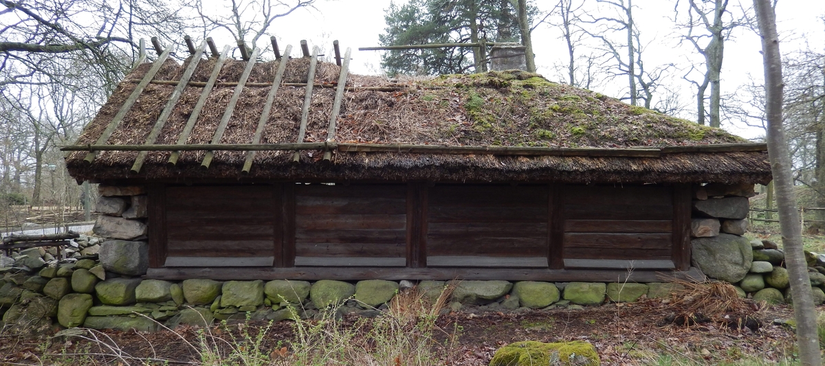 Hornborgastugan är en L-formad byggnad uppförd i flera byggnadstekniker. Byggnaden består av en bostadsdel; en enkelstuga, en fähusdel samt en lada, sammanbyggda i vinkel. Bostadsdelen och fähuset är timrat. Ladan har väggar av gråsten och skiftesverk. Taket är av halm, på bostadsdelen hålls halmen fast av torv, på ladudelen hålls halmen fast av sk "poller", ett gallerverk av trästörar som hänger över ryggåsen. 

Byggnaden flyttades till Skansen 1898 från Hornborga by i Västergötland. Stugan var ett så kallat "husmansställe" under Deragården och låg invid "Grannasbacken", byns allmänna samlingsplats.