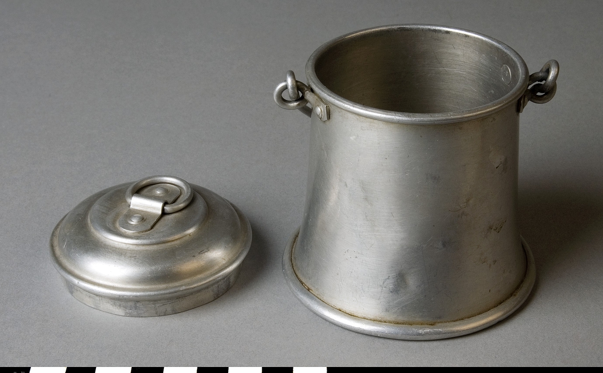 Leksak, mjölkhämtare av aluminium. Behållare (A) med bygelhandtag och lock (B) med ringgrepp.