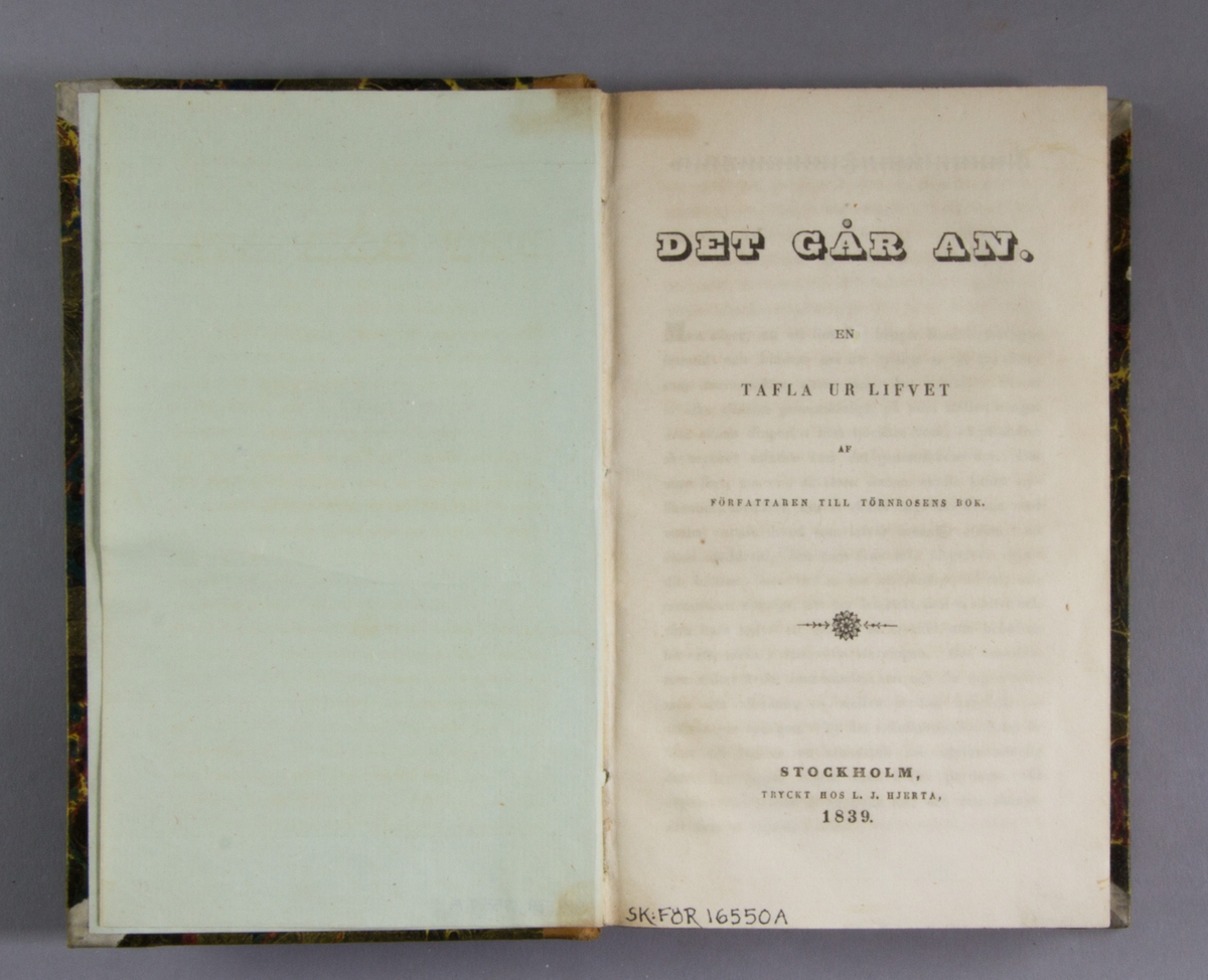 Bok, halvfranskt band, bestående av två abeten: "Det går an. En tafla ur lifvet af författaren till Törnrosens bok." Skriven av Carl Johan Love Almqvist och utgiven av Lars Johan Hjerta 1839. 
Inbunden tillsammans med "Det går an. En tafla ur lifvet. Fortsättning." Skriven av Johan Vilhelm Snellman och utgiven av Lars Johan Hjerta 1840.

Bandet med blindpressad och guldornerad rygg samt rödstänkta snitt. Ryggen något blekt och skinnet ställvis ytligt nött. Pärmen klädd i marmorerat papper. Rester av en bortskrapad gammal namnteckning på insidan av främre pärmen. Snellmans arbete med handskrivet författarnamn i blyerts på titelbladet.
Med A. Lundströms exlibris.