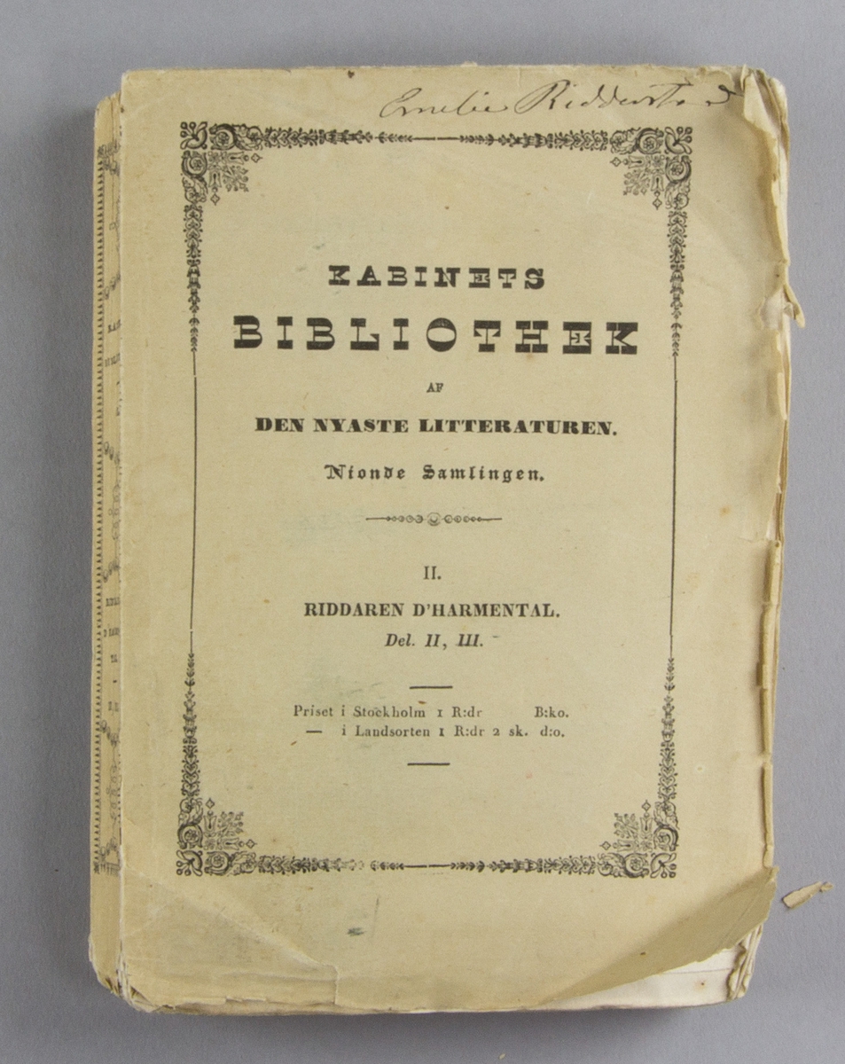 Bok, häftat pappersband: "Riddaren d’Harmental. Del II, III." skriven av Alexandre Dumas och tryckt hos N. H. Thomson i Stockholm 1844. 

Andra häftet av två. Häftad och oskuren i tryckt omslag. Med Emelie Ridderstads namnteckning på främre omslaget.