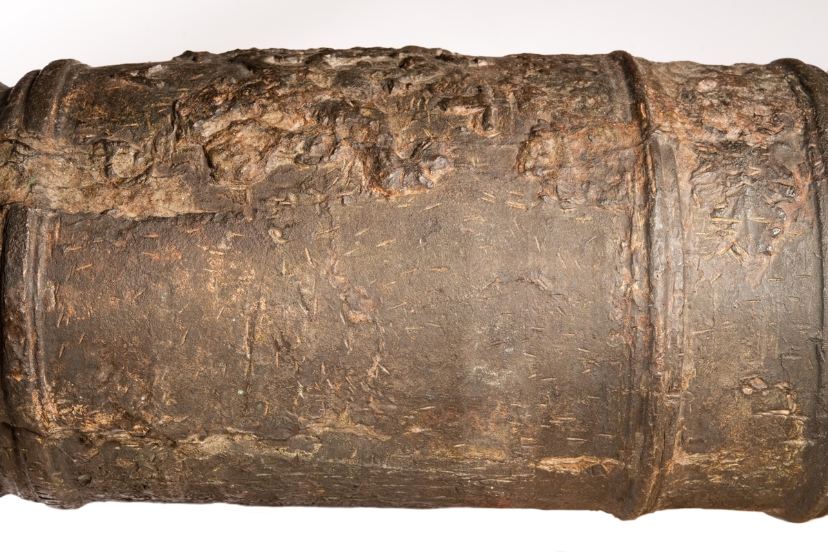 Kanonrör.
Gjutet riksvapen med initialerna G.A.R.S och årtalet 1626. Band med Vasakärvar och akantusblad.