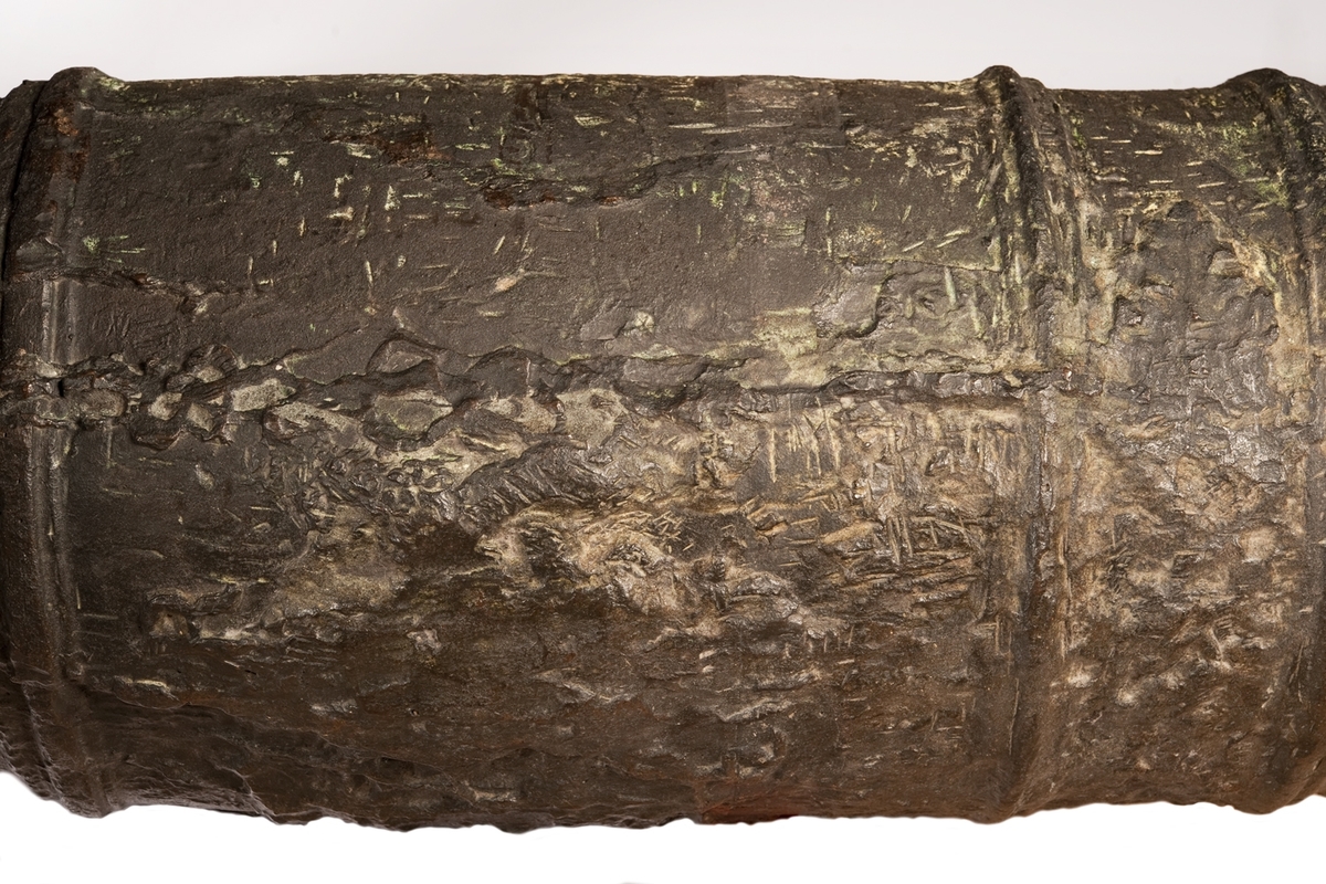 Kanonrör.
Gjutet riksvapen med initialerna G.A.R.S och årtalet 1626. Band med Vasakärvar och akantusblad.