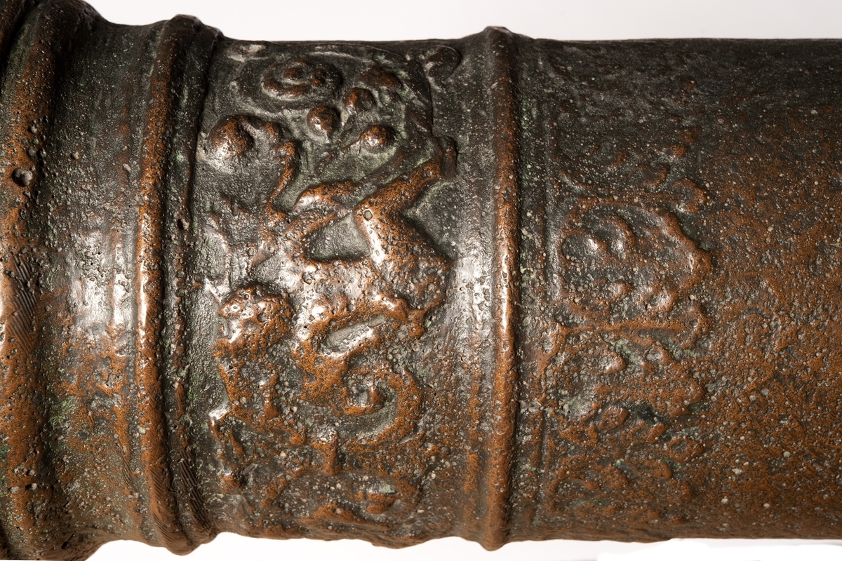 Kanonrör.
Gjutet riksvapen med initialerna G.A.R.S och årtalet 1626. Band med Vasakärvar och akantusblad.
