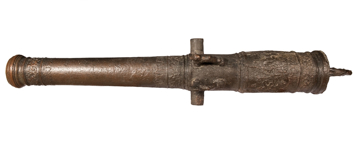 Kanonrör.
Gjutet riksvapen med initialerna G.A.R.S och årtalet 1626. Band med Vasakärvar och akantusblad.