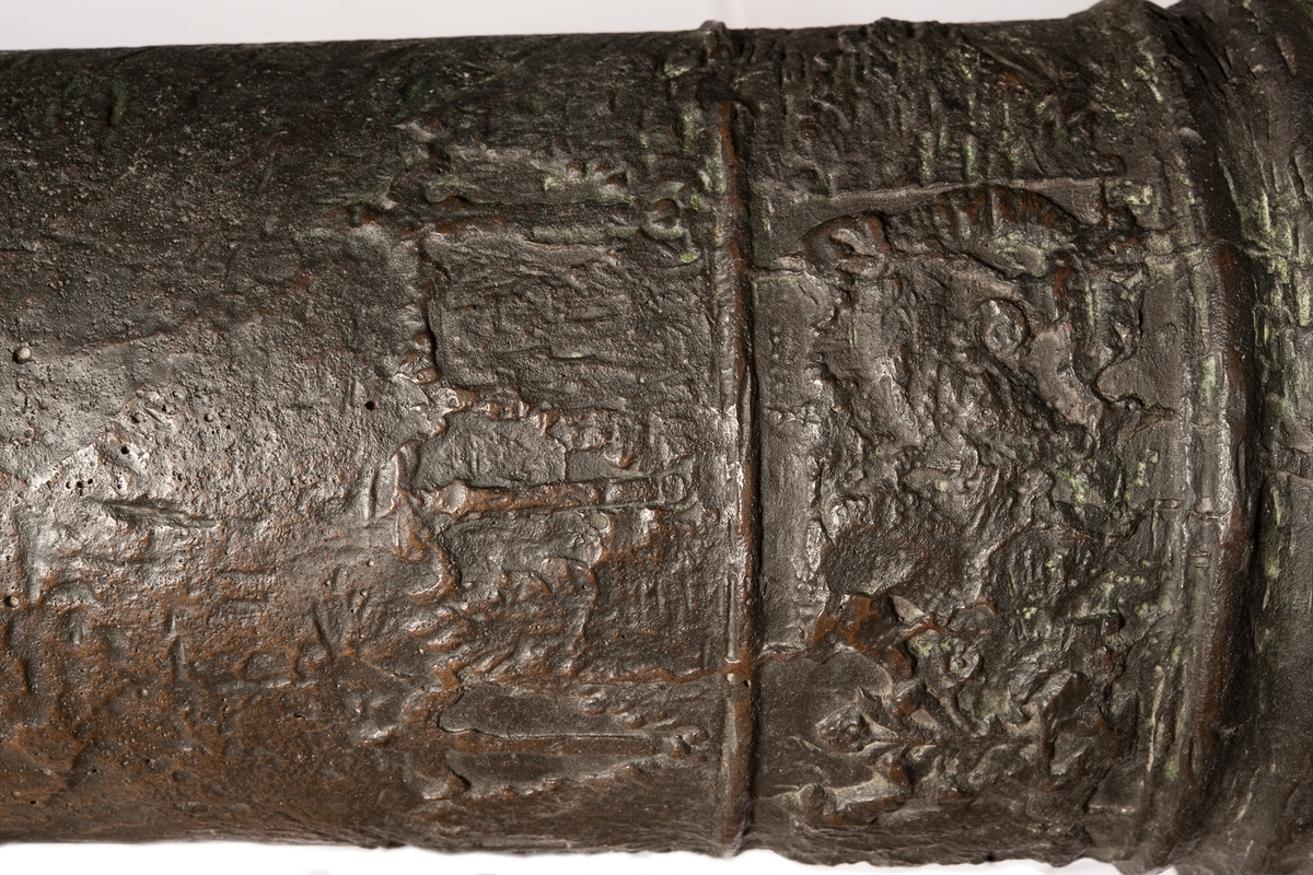 Kanonrör.
Gjutet riksvapen med initialerna G.A.R.S och årtalet 1626. Band med Vasakärvar och akantusblad.