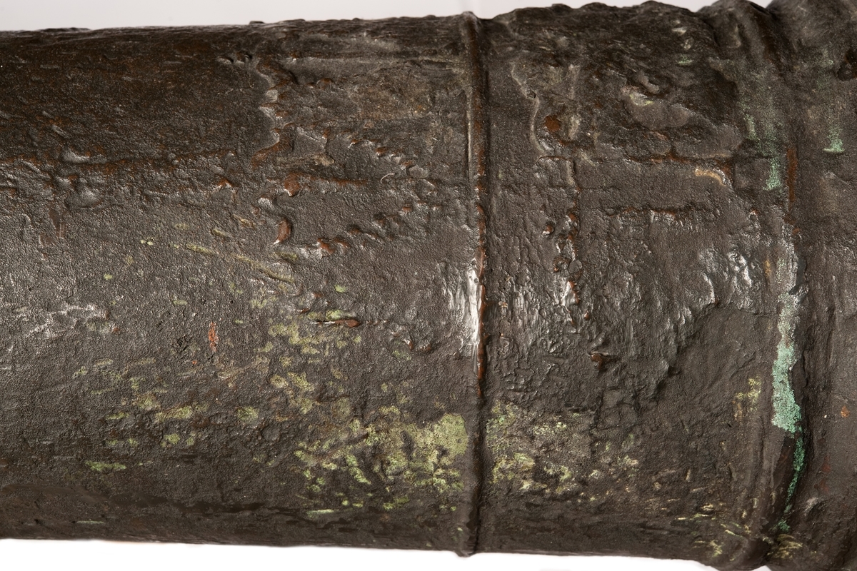 Kanonrör.
Gjutet riksvapen med initialerna G.A.R.S och årtalet 1626. Band med Vasakärvar och akantusblad.