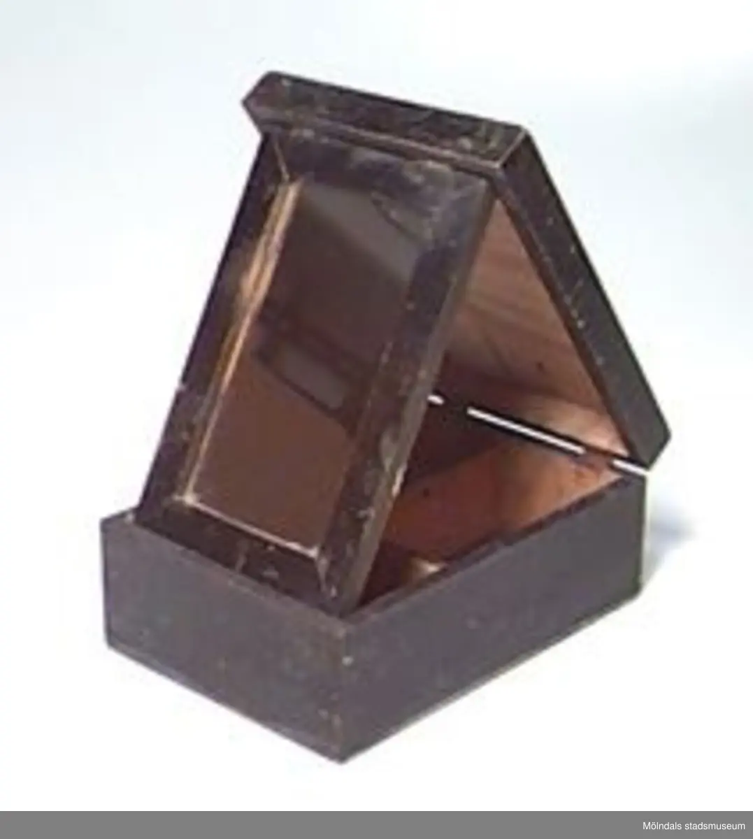 Svartmålad raklåda.Uppfällbar med spegel. Fyra fack. Enligt uppgift köpt på Åhléns postorder. Innehöll: rakborste, två rakblad och utklämd tub Palmolive rakcreme.Litteratur: A. Pettersson/Stig Tornehed: "Karlarna hövla, kvinnorna polera", s. 32 (foto mm).Samtidigt förvärvade föremål: MM00752, 00754-00756, 00763, 00764, 00767, 00768, 00778-00780, 00782, 00783, 00807, 00822.Ägaren var morfar till givarens fru.