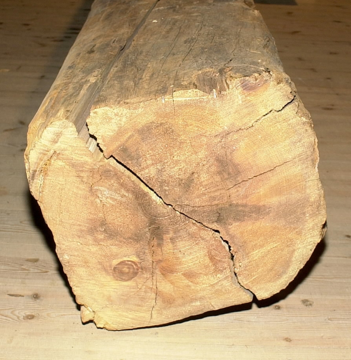 Mastkärna.
Kvadratiskt tvärsnitt. Avsågad/tillputsad i nedre delen efter bärgningen. Andra änden, toppen, är kilformad och spetsigt huggen med liten läpp längs ena sidan. 4 spår för mastjärn utmed långkanterna. Rostfläckar i spåren. Ett urtag på mitten av föremålet. Sprucken. Omkring 30 bulthål. Märkt med blå dymotejp.
Vriden efter bärgning.